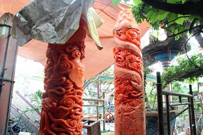 Dùng móng tay tạo hình rồng trên những cặp nến khủng nhất Việt Nam